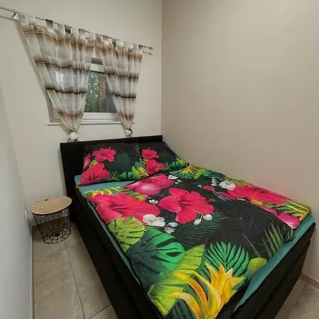 Gartenwohnung Mit Terrasse Und Parkplatz Apartment *